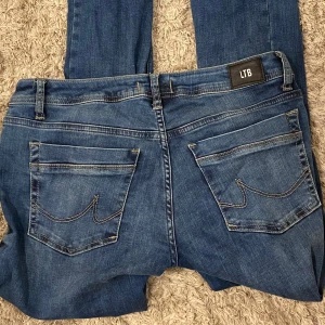 Blå jeans från LTB - Säljer mina LTB jeans. Har råkat köpa fel storlek❤️