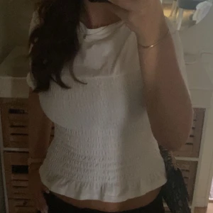 Hm tröja  - Tröjan är i fint skick endast ett litet hål vid en söm, men inget som syns när man använder den. Kan skicka fler bilder 💕💕