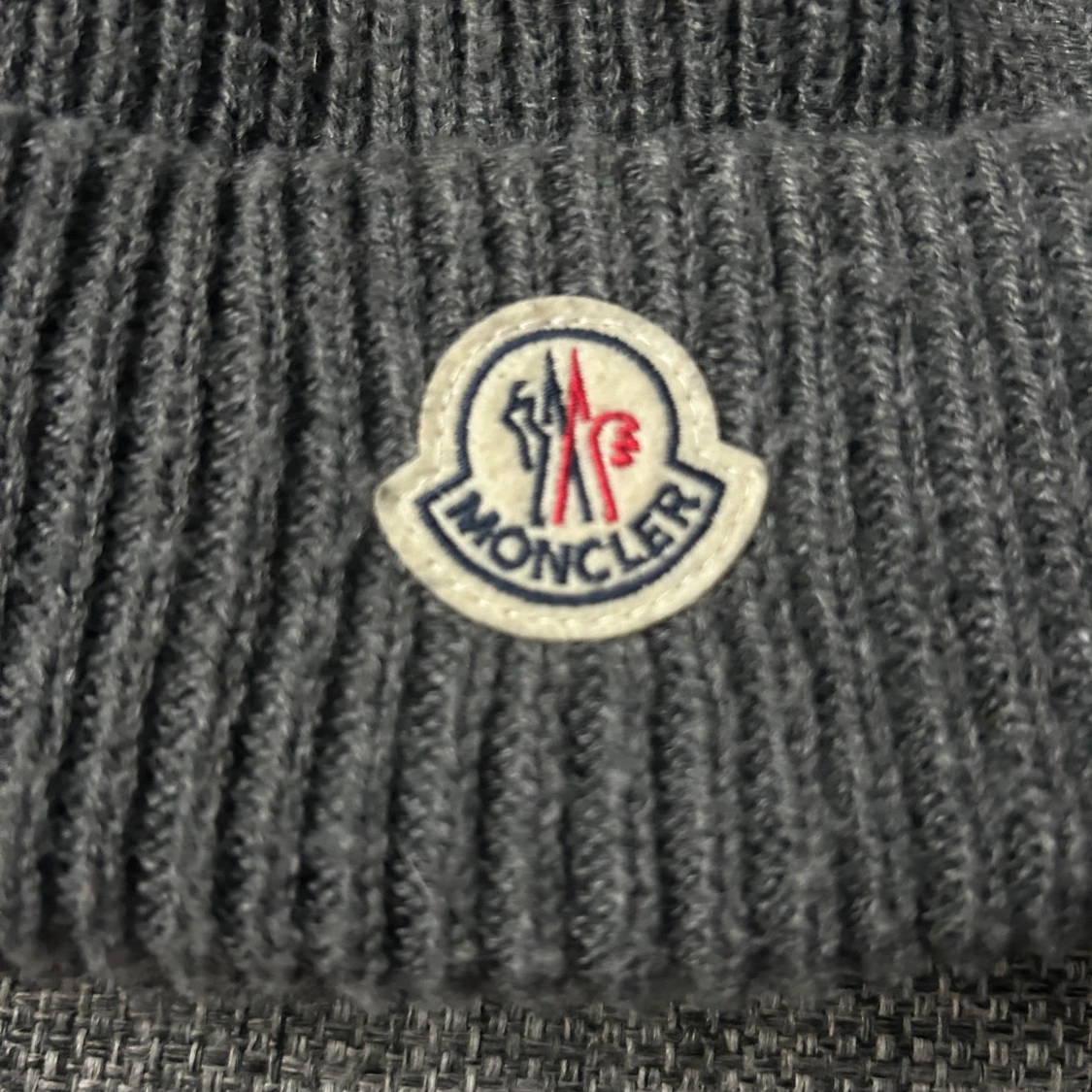 Grå ribbad mössa från Moncler - 1