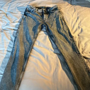 Jeans från Neuw - Snygga jeans från Neuw i en klassisk blå färg. De har en straight passform och är tillverkade i denim. Byxorna har en dragkedja och knappar framtill samt stilrena bakfickor med dekorativ söm. Jeansen har många historiska detaljer. Storlek 30-32