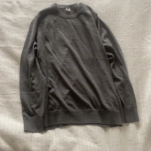 Grå crewneck tröja - Säljer en grå crewneck tröja från Arket i storlekn M. Har aldrig använt den, finns inga hål eller fläckar.