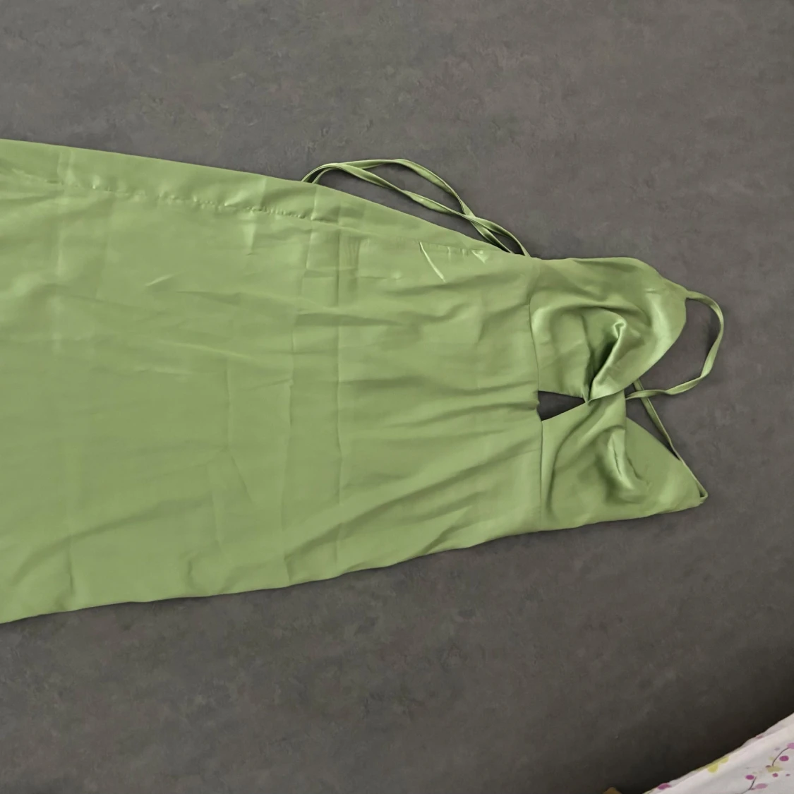 Grön satin klänning - 1