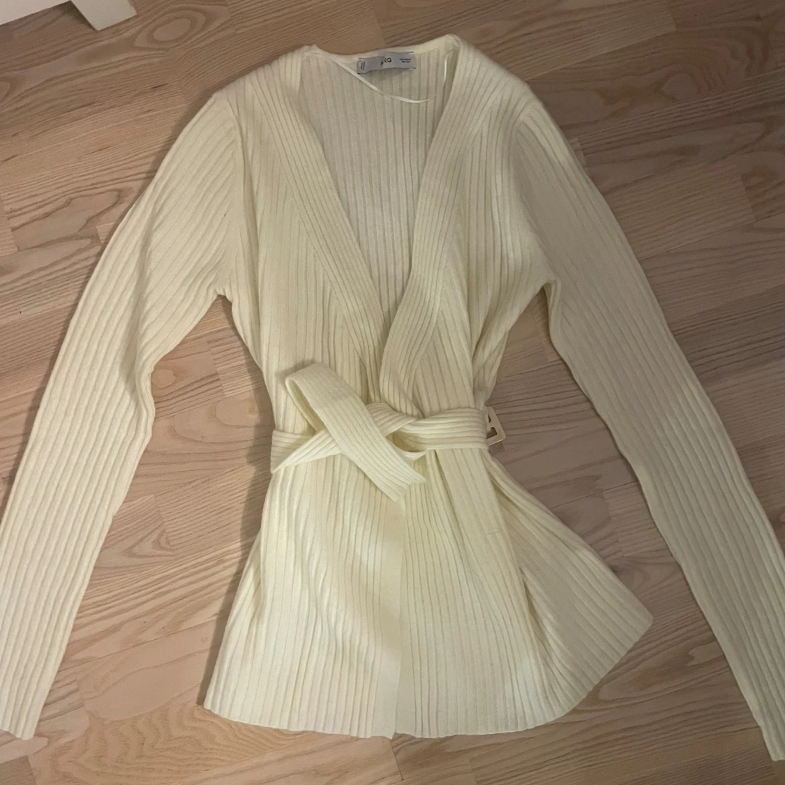 Gul ribbad kofta från MANGO