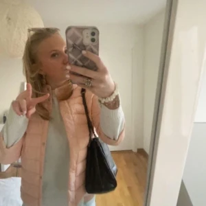 Trekvartsärmad jacka  - snygg tre kvartsärmad jacka perfekt nu till våren!! ❤️‍🔥👩🏼‍❤️‍💋‍👩🏼😍