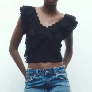 Svart volangtop Zara - Snygg topp från Zara som passad bra till fest💗 Kan tänka mig att gå ner i pris, skriv för fler bilder💗