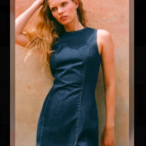 Mörk Denimklänning  - Snygg mörk jeansklänning från ZARA! Säljer pga fel storlek, men förövrigt mycket mycket fin. Figursydd, trots att det kanske inte syns på min bild (ville bara bekräfta att jag har klänningen). Aldrig använd, så jättefint skick. Köptes för 399kr på rea🫶🏻