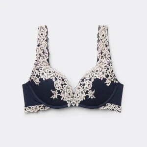Intimissi bh - Elegant mörkblå bh med vackra spetsdetaljer i krämfärg. Den har breda axelband och en fin blomsterdesign som ger en lyxig känsla. Perfekt för att känna sig extra fin under kläderna. Köpt för 509❤️