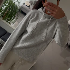 stickad tröja - Säljer en mysig grå stickad tröja🩶🩶