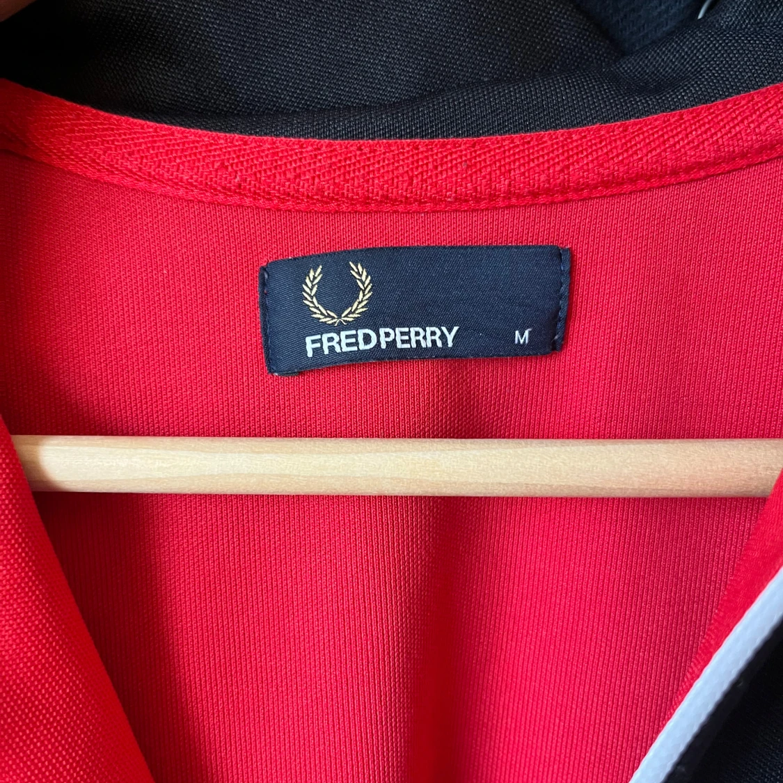Röd,vit och svart tröja från Fred Perry - 3