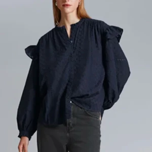 Blå blus & other stories  - Säljer min marinblåa blus från & other stories som använts fåtal gånger så är i nyskick! Nypris 990kr😊💙