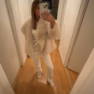 Beige pälsjacka - säljer denna skit snygga ock populära pälsjackan! säljs pga råkade beställa 2st. Storlek XS men är ganska oversized i storleken. Silkes material på insidan som håller värmen väldigt bra (har haft min hela vintern) Nypris är 700 men säljer den för 500!