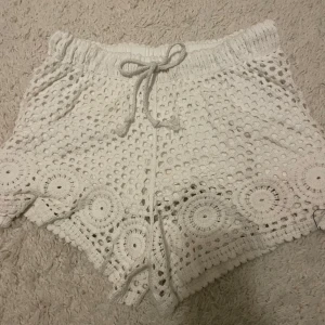 Spets shorts - Jättefina stickade spetshorts som är använda ett fåtal gånger!💕