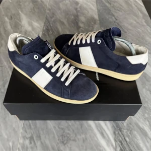 Saint laurent skor SL/02 strlk 41 - Snygga mörkblå mocka skot från Saint laurent med vita detaljer och snörning i storlek 41 passar 42. Skorna är väldigt bra skick 8,5/10, inga defekter alls. Har skorna och dustbag som medföljer vid köp. Skriv dm om du är intresserad eller har frågor! 