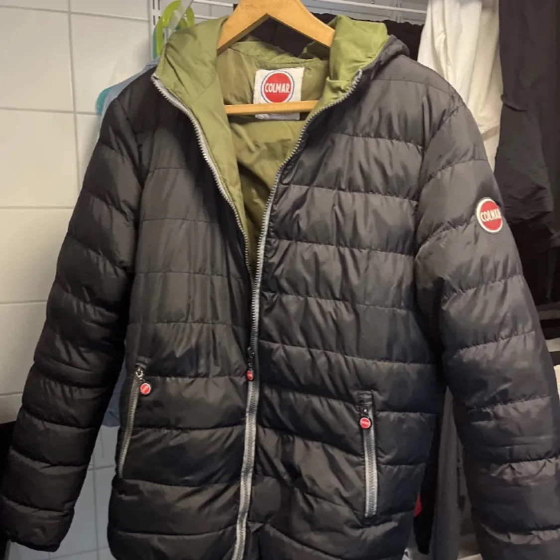 Svart pufferjacka från Colmar