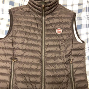 Svart väst från Colmar - Snygg svart väst från Colmar med dragkedja och två praktiska fickor framtill. Perfekt för lager-på-lager under kyliga dagar. Den quiltade designen ger en stilren look. Nypris 2200kr. Pris kan diskuteras. Skick 9/10. 