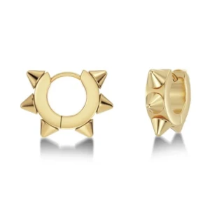 Guldörhängen med nitar Edblad  - Snygga guldörhängen som är sprillans nya från Edblad😊De är små och lätta, vilket gör dem bekväma att bära hela dagen😍Säljer då jag inte kommer använda dem🥰Köpte dem för 349kr men säljer billigt för att vara helt nya🥰Pris kan diskuteras vid snabb affär😍Skickas i originalförpackning