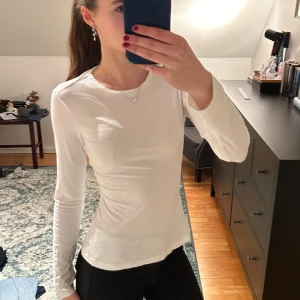Vit långärmad topp  - Säljer en stilren vit långärmad topp från Anna Field. Bra bas plagg med mycket skönt material Buren 1/2 gånger 🥰Anledning till försäljning: Lite för stor för mig 