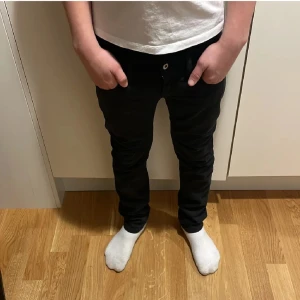 Dondup jeans  - Riktigt snygga Dondup jeans som är stolek 25W 28 L som passar typ om du är 155 så passar de dig. Tveka inte att fråga nått. Ny pris är typ 2-3 tussen.