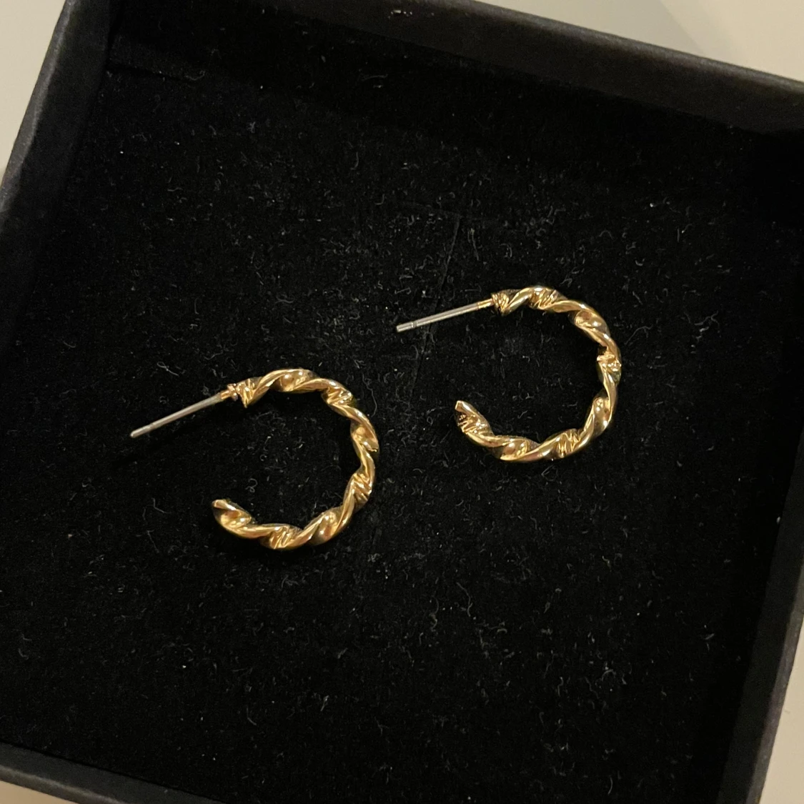 Guldiga örhängen/złote kolczyki