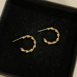 Guldiga örhängen/złote kolczyki - Snygga guldiga örhängen med en tvinnad design. Perfekta för att ge en elegant touch till din stil. De är små och diskreta men ändå iögonfallande.