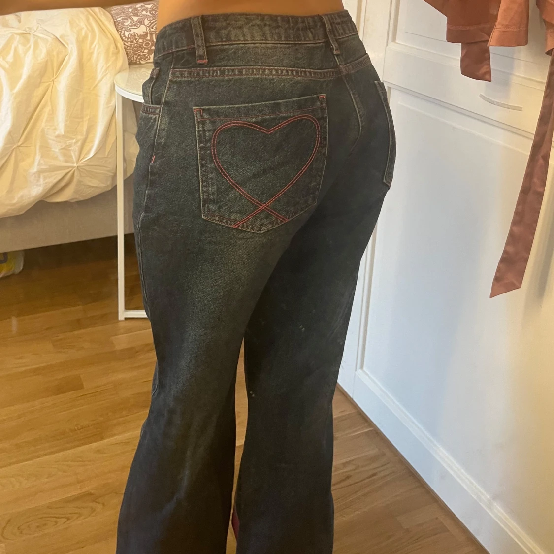 Blåa low rise jeans med rosa detaljer - 3