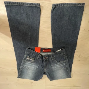 Lågmidjade bootcut jeans  - Midjemåttet 37. Innerbenslängd 81. Grenmått 17. Hon på bilden är 163💗