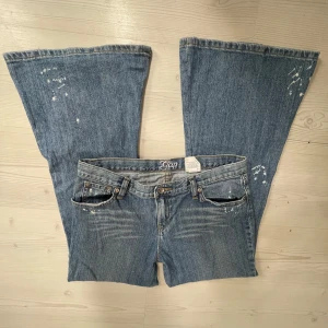 Lågmidjade bootcut jeans  - Midjemåttet 39. Innerbenslängd 70. Grenmått 22. Hon på bilden är 163💗