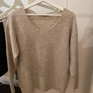 Beige stickad tröja - Mysig stickad tröja från Lager 157. (Aldrig använd) Den är V-ringad. Säljer på grund av att den tyvärr är för stor. Storleken är S men den är väldigt stor i storleken så skulle säga M. Skriv till mig för frågor eller mått💗