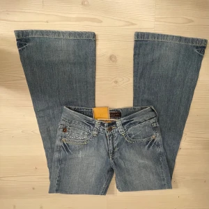 Lågmidjade bootcut jeans  - Midjemåttet 35. Innerbenslängd 77. Grenmått 18. Hon på bilden är 163💗
