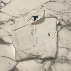 Vit skjorta från Ralph Lauren - Hej! Jag säljer denna riktigt snygga skjorta från Ralph lauren! Den är i storlek 12 y, passar mellan 157-160 ungefär! Hör av er om ni har frågor!😊