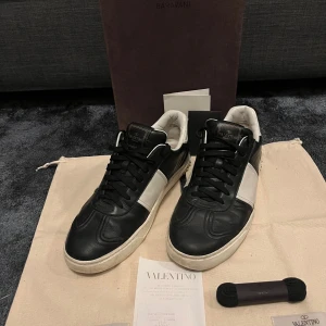 Valentino flycrew - Säljer nu mina valentino flycrews, har alla Og tillbehör kvar (dustbagsen, extra större, box och kvitto) på ena skon saknas tre nitar och andra fyra nitrat vid någon fundering är det bara att skicka ett pm