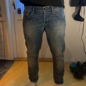Två par jeans  - Säljer två par blå jeans med coola slitningar och en avslappnad passform.