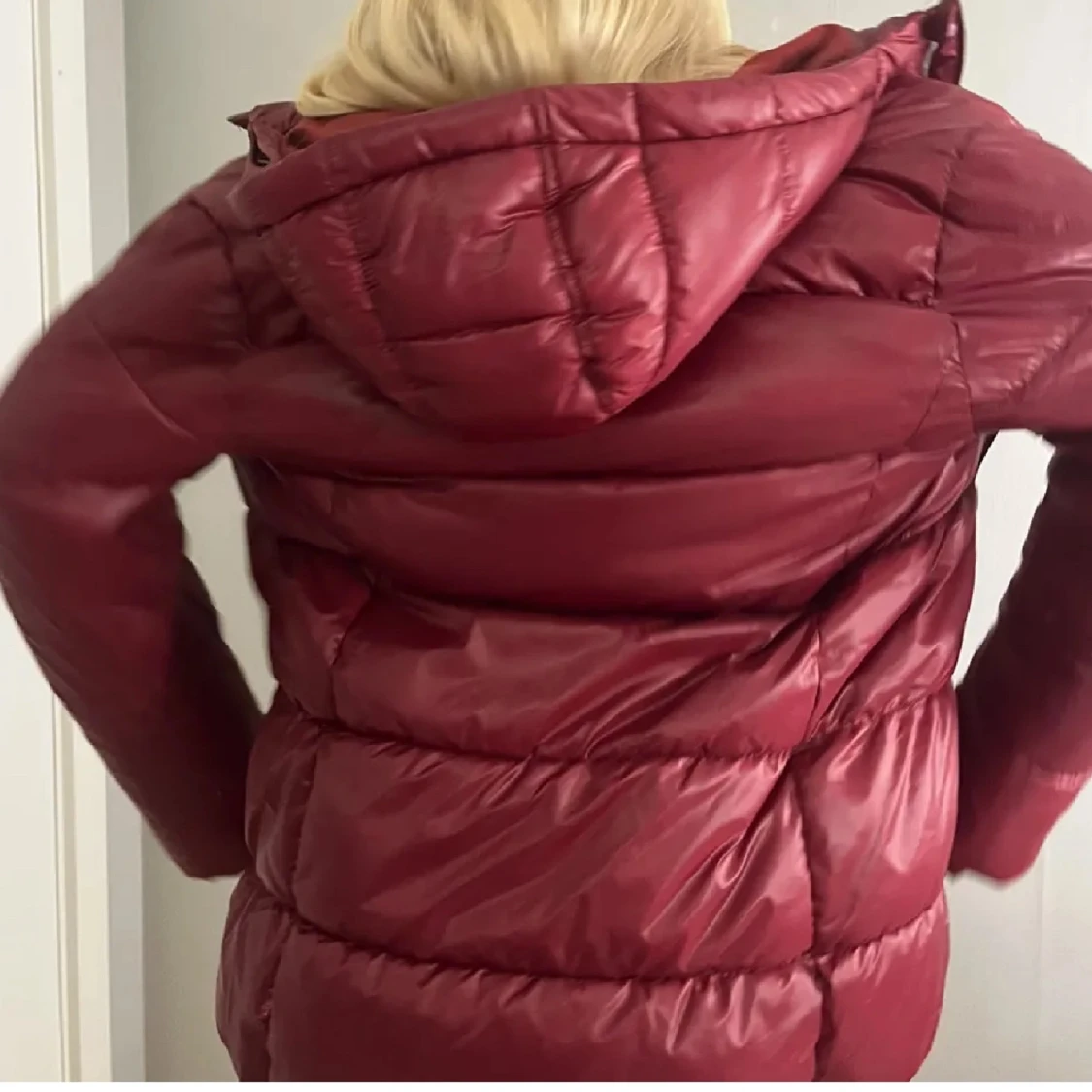 Vinröd pufferjacka - 1