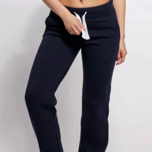 navy russemerch byxor - Snygga och bekväma mörkblåa  mjukisbyxor med vit snörning i midjan. Perfekta för en avslappnad stil och sköna att bära hela dagen.