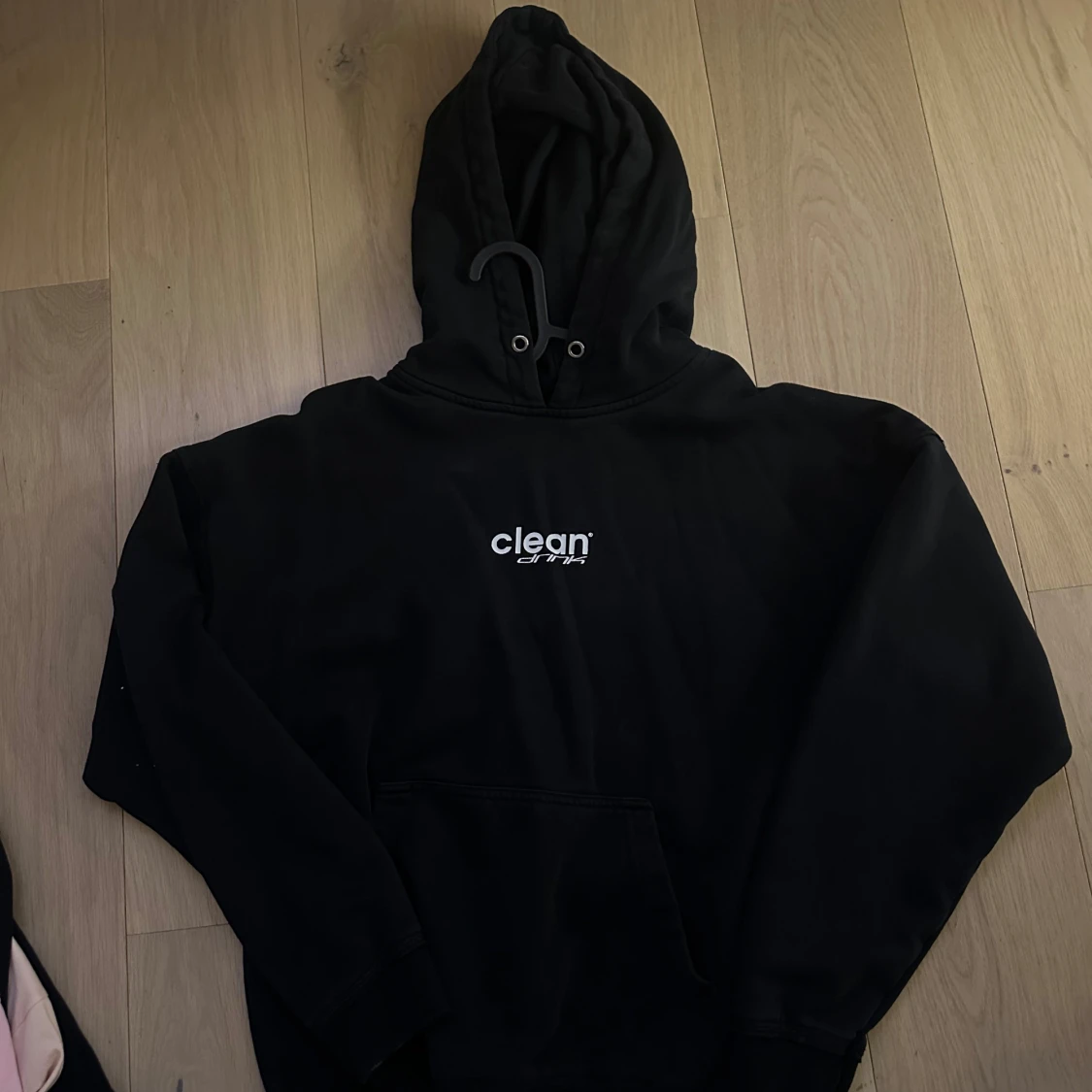Svart hoodie från Clean
