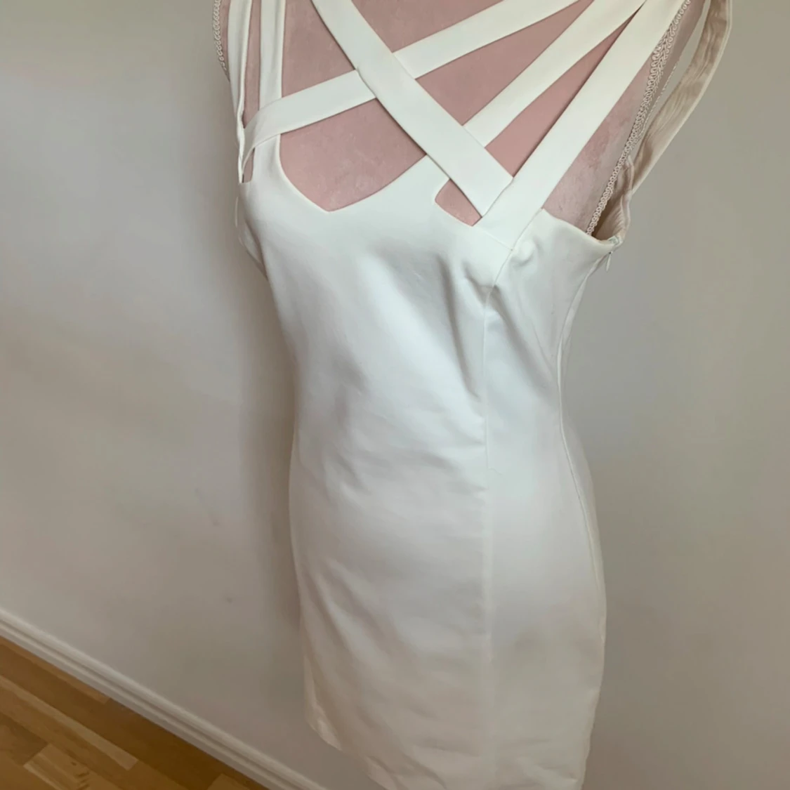 Vit klänning med korsade band