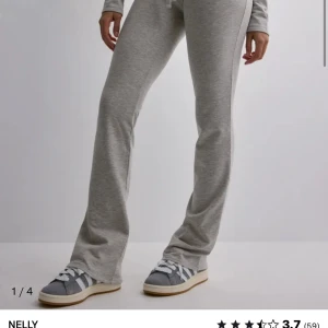 Grå mjukisbyxor från Nelly - Snygga grå mjukisbyxor från Nelly med en bekväm passform. Byxorna har en bootcut-stil. De är tillverkade i mjukt material som ger en skön känsla hela dagen. Andvända en gång. Passar jätte bra för långa därför jag säljer dom för de e för långa är 166