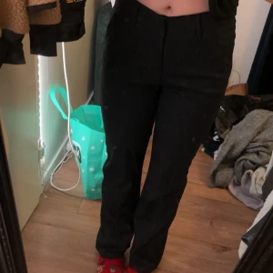 Mörkblå kostymbyxor från Madlady - Intressekoll! Snygga mörkblå kostymbyxor från Madlady med diskreta ränder. Byxorna har en hög midja och en rak passform som ger en stilren look. Perfekta för en chic och elegant stil. Älskar dessa byxor men de kommer aldrig till användning❣️