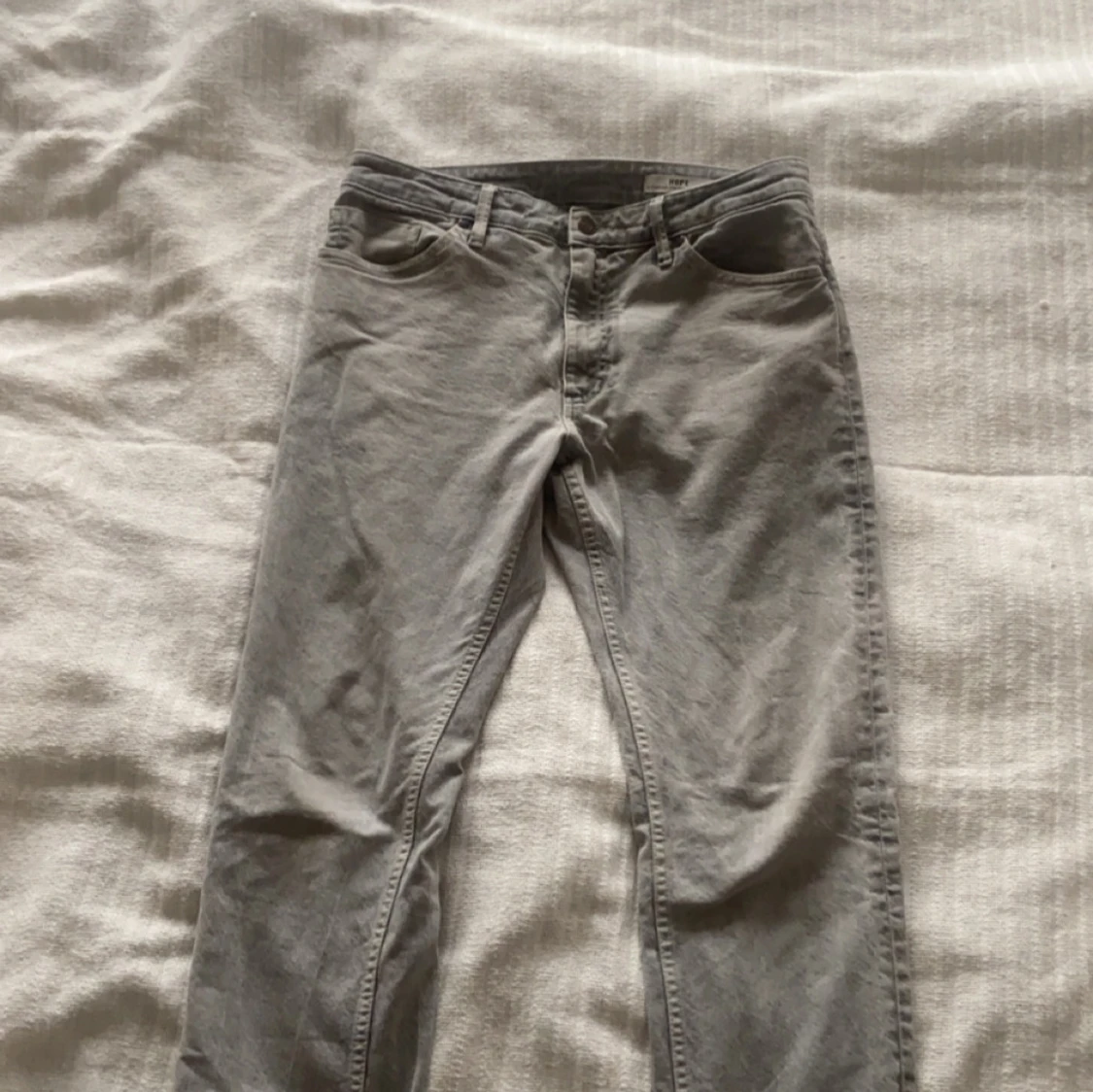 Gråa jeans