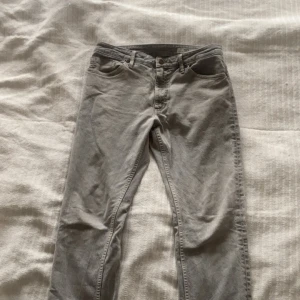 Gråa jeans - Snygga grå byxor från Hope.  Har använt den ett fårtal gånger. Inga håll eller något. Säljer för jag aldrig använder dem mera. 