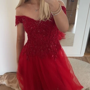 Bal klänning - Säljer min fina balklänning nu, använd endast 1 gång så i superbra skick!❤️Den är som en korsett i ryggen så man knyter den hur tajt man vill att den ska sitta. Pris kan diskuteras!!