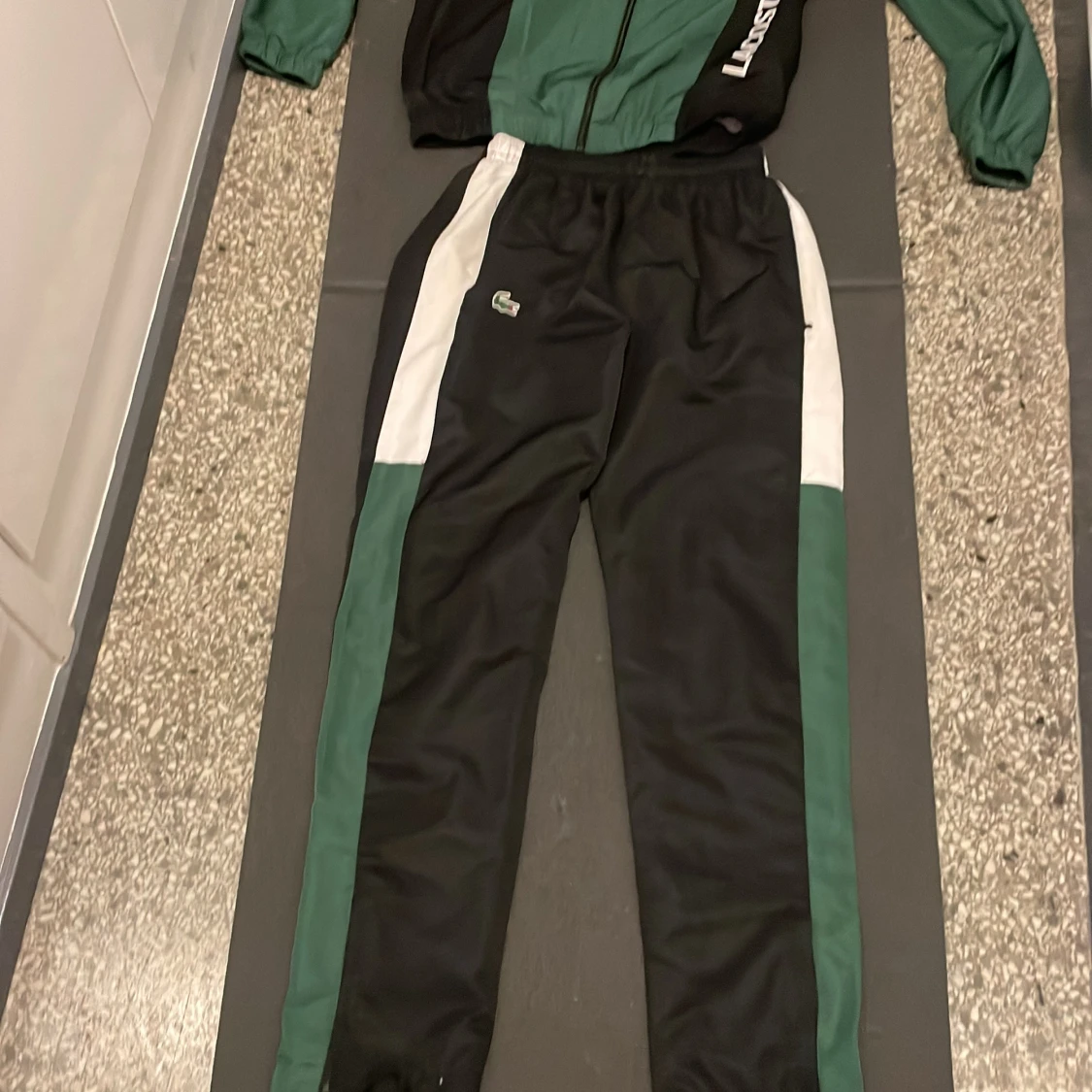 Grön och svart träningsjacka från Lacoste - 3