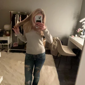 Glittrig grå tröja - Säljer en stilren och glittrig grå tröja med långa ärmar. Perfekt för att lägga till lite glamour i vardagen. Tröjan har en mjuk och bekväm passform. ❤️