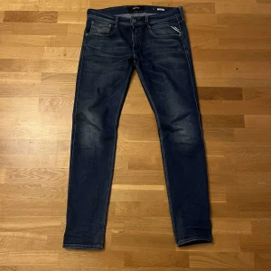 Mörkblå jeans från Replay - Tjena! Säljer dessa mörkblå replay jeans i modellen anbas i storlek 34 i midjan och 32 i längd. Modellen är 180-185 och 75-85 kg och de sitter rätt bra på han. Tveka inte att kontakta mig om du har några frågor! 