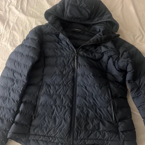 Peak performance jacka  - Fin peak performance jacka i mörkblå. Den är i fint skick och bara använd några gånger.