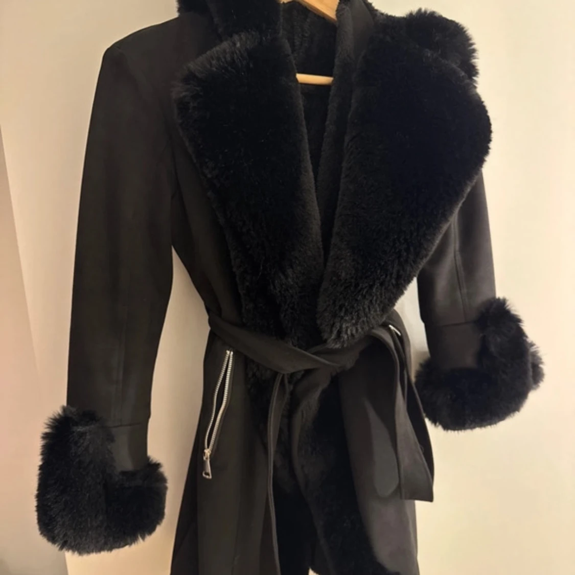Svart mockakappa med pälsdetaljer