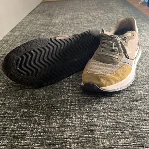 Phillipe model trainer - Säljer dessa feta philippe model trainers, De är kanske lite smutsiga men de är i bra skick och har fina sulor. Priset kan diskuteras och vid någon fundering skriv t mig.