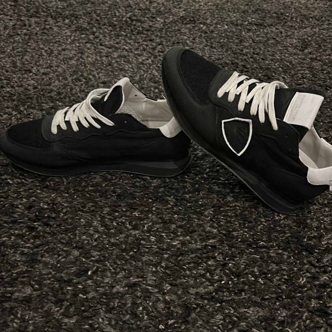 Svarta rockrunnes  från Philippe Model - 1