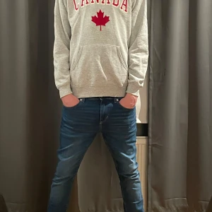 Grå hoodie - Säljer en grå hoodie med Kanada tryck. Vet inte riktigt nypris eftersom ja har ärvt den.  Men jag skulle säga att 199kr är ett rimigt pris. Storlek S.            Hör av er vid minsta lilla fråga eller fundering🤩