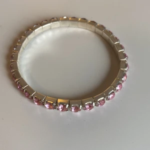 Silverfärgat armband med rosa stenar - Jättefin och så men kom inte till användning kan diskutera pris men köpte den för 100kr 🌸